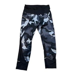 Athleta Shadow Camo Relay 2.0 Capri Leggings Black Gray Size XS Zip Pocket